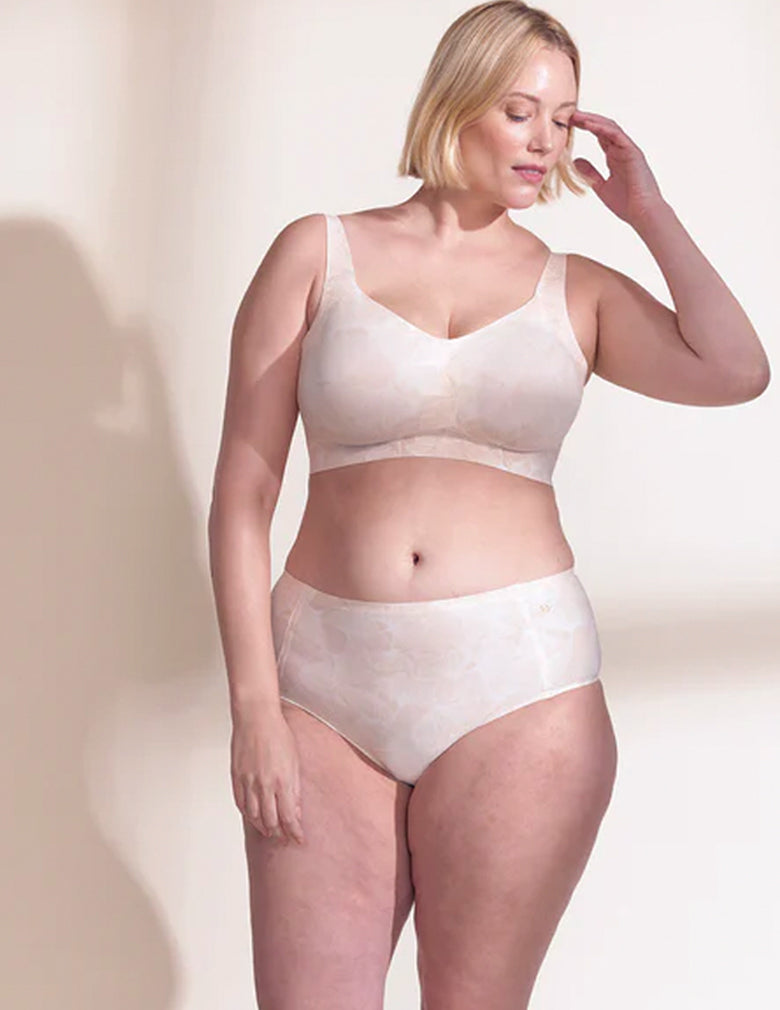 Irene Wins in Wacoal: From 36DDD to 36G